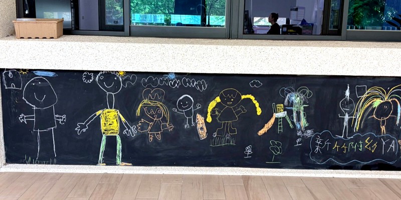 白雲塗鴉中！☁️✨ 快樂的孩子，快樂的畫