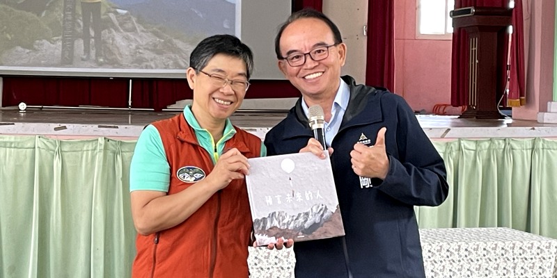 挑戰巔峰，以山為師！關東國小「與作家有約」-江秀真老師分享生命教育