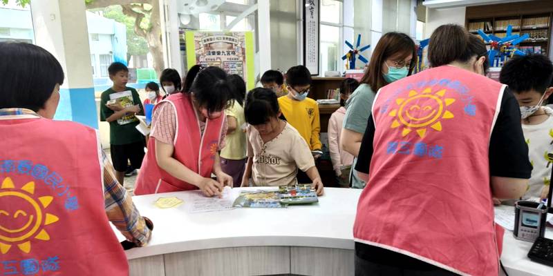 九宮格裡的愛與汗水！感謝書香志工五日馬拉松，為孩子築起閱讀樂園
