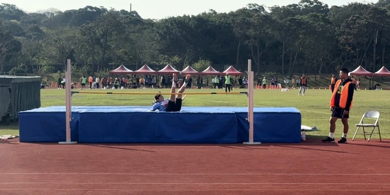 高峰國小學生”鄭羽倢”參賽「新竹市115年中小學聯合運動會(田徑)」，榮獲小女跳高第六名