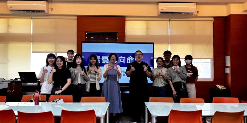 AI 入課堂，國文不退場  竹光國中國文科辦理「AI 設計素養導向題目」研習