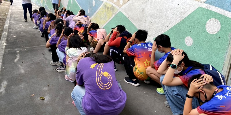 落實乘車安全　五年級第一梯次戶外教育出發前進行逃生演練