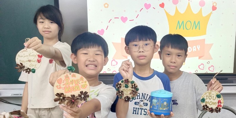 南隘國小雙語藝文節日祝福！