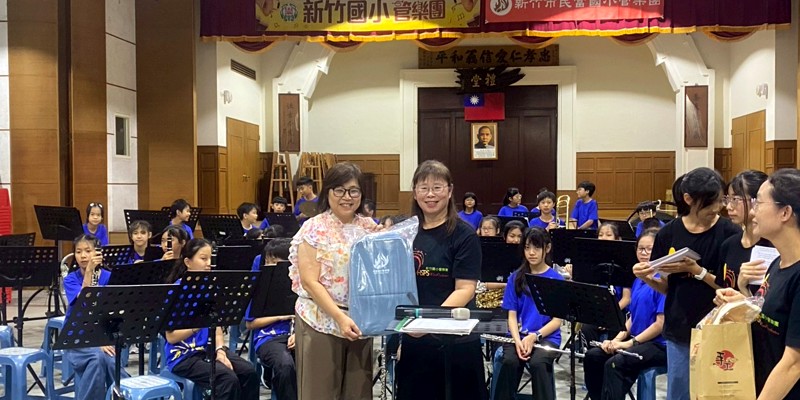 以音會友溫馨互贈見面禮　為兩校交流留下美好情誼