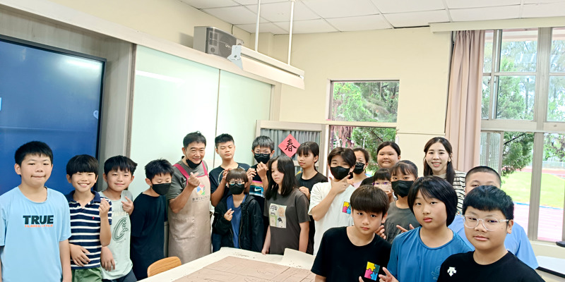 南隘國小畢業製作陶版畫