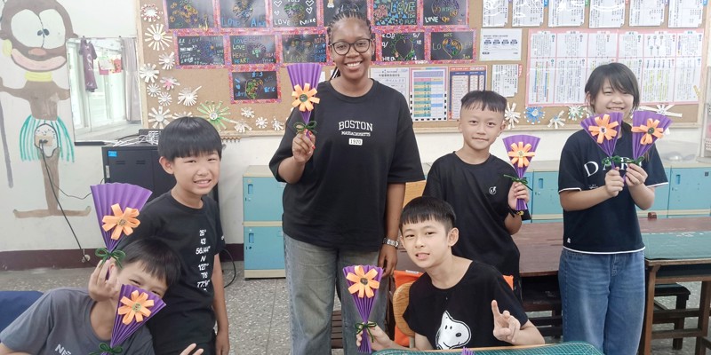 南隘國小 English「祝福花」