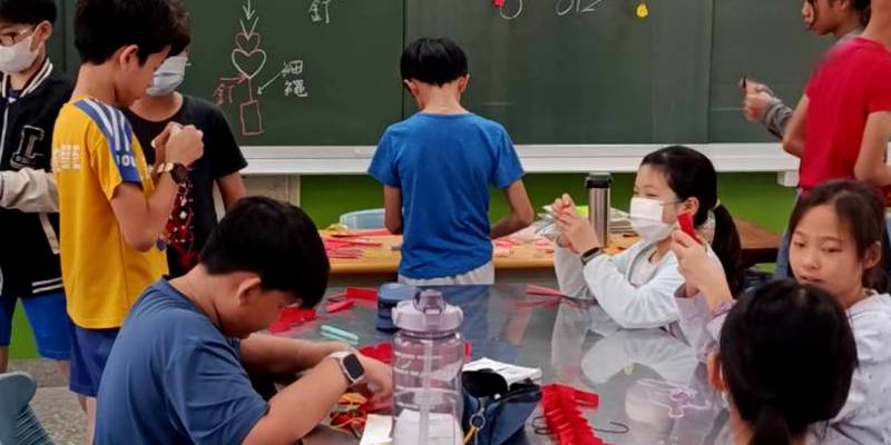 課後照顧服務八班-愛心掛串與感謝卡