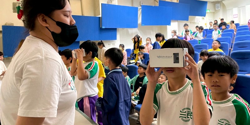 戴上VR~原來眼睛生病後會變這樣