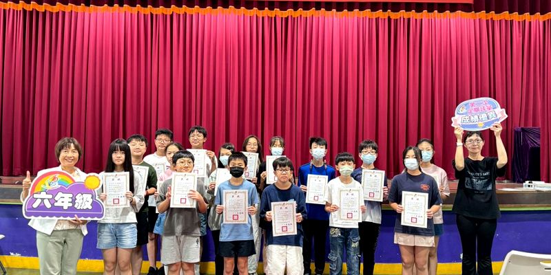 115.06.11頒發本屆畢業生各項表現優異獎狀