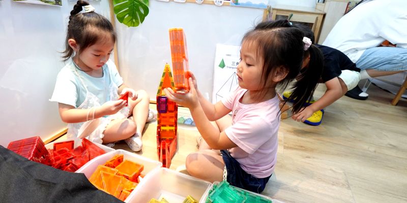 彩虹小班化身小老師　溫暖陪伴幼幼班弟妹探索學習區