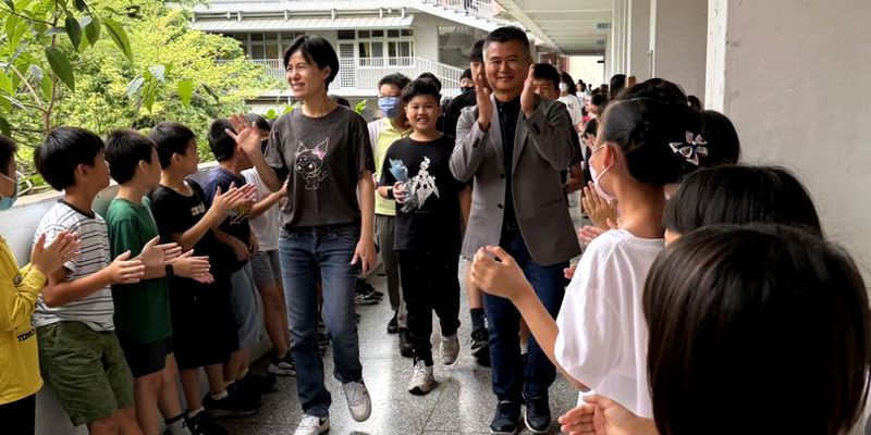 鳳凰花開離情依依！六年級畢業生溫馨校園巡禮 帶著滿滿祝福邁向新旅程