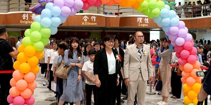 【彩繪童年 啟程未來】畢業生昂首進場 開啟人生新篇章