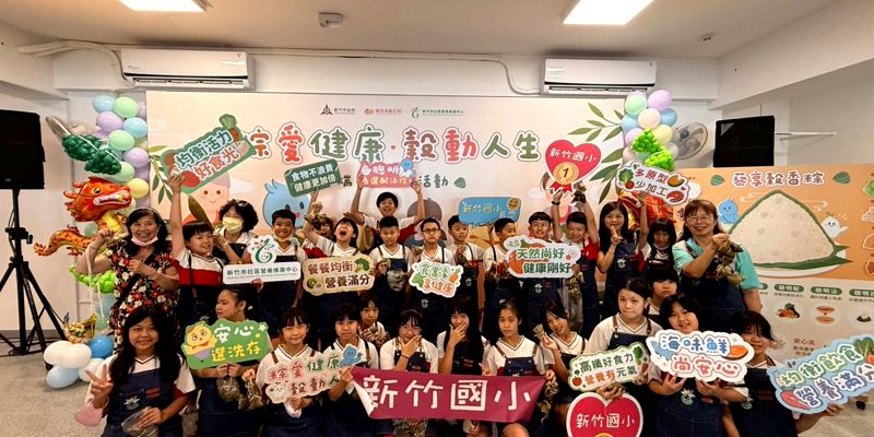 新竹國小506師生與高市長、衛生局長包粽慶端午