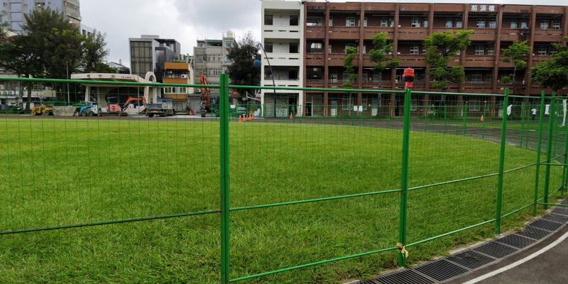 操場人工草皮工程正式啟動　打造安全舒適運動環境