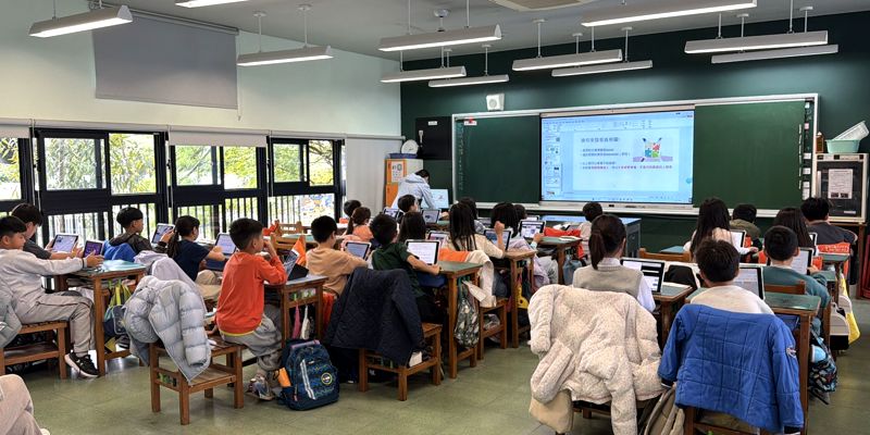 破解網路假訊息！龍山國小五年級資訊科技公開觀課 導入「科技輔助自主學習」培育學生媒體素養力