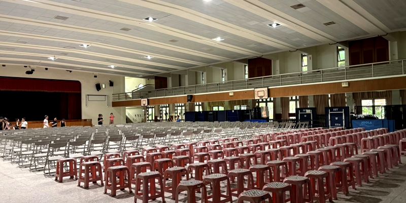 為了新生家長會日~學校同仁齊心協力佈置場地