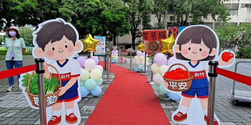 竹小新生上學趣，走過聰勤門聰學又勤奮