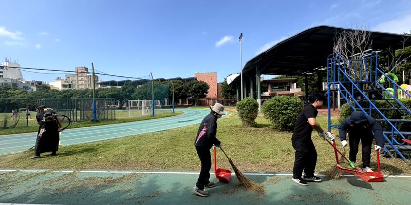 綠美化校園  促進師生身心健康~整理經國路圍牆內側花圃雜草和柚子園