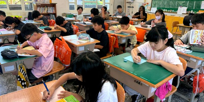 感謝藍色超人！本校學童手繪暖心卡片 致敬「愛的書庫」物流司機