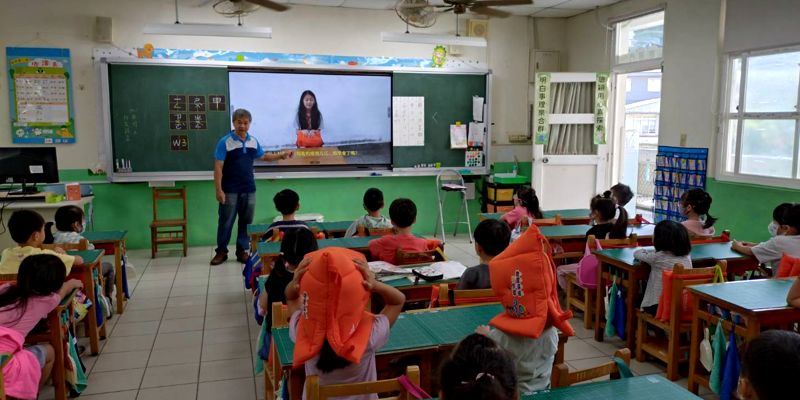 強化校園安全 防災向下扎根！北門國小辦理新生防災頭套使用教學及防震教育