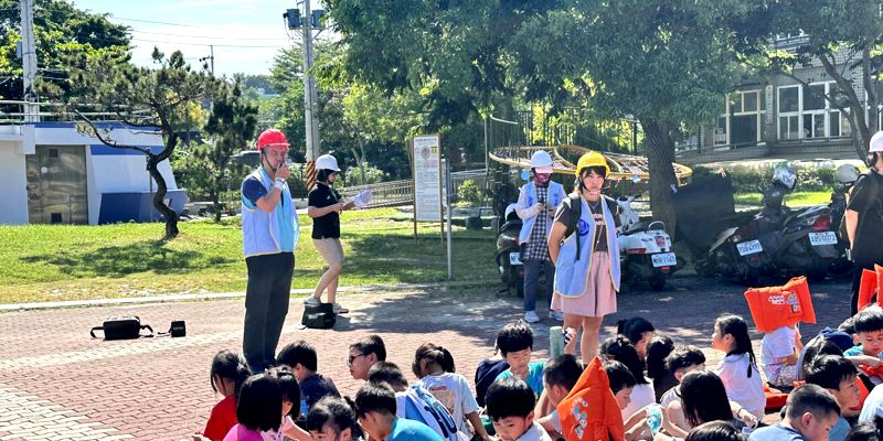 921國家防災日，練習抗震3要素「趴下、掩護、穩住」，進行疏散避難演練