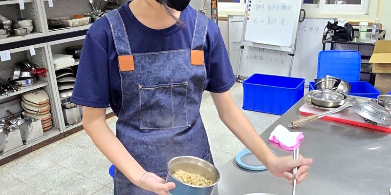 內湖國中技藝班熱炒魂燃燒！沙茶牛肉炒麵 ╳ 糖醋雞丁大挑戰
