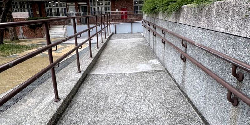 東棟無障礙斜坡道凸起維修