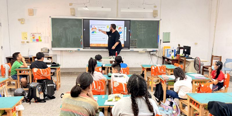 English Club-Let the Games Begin! 英語口說社團開玩啦！