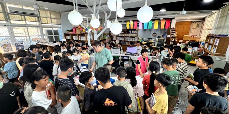 南寮國小星球圖書館｜新書特展開跑