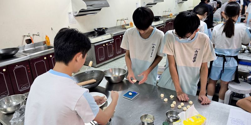 內湖國中技藝班麵粉大作戰！手工高麗菜豬肉水餃特訓班